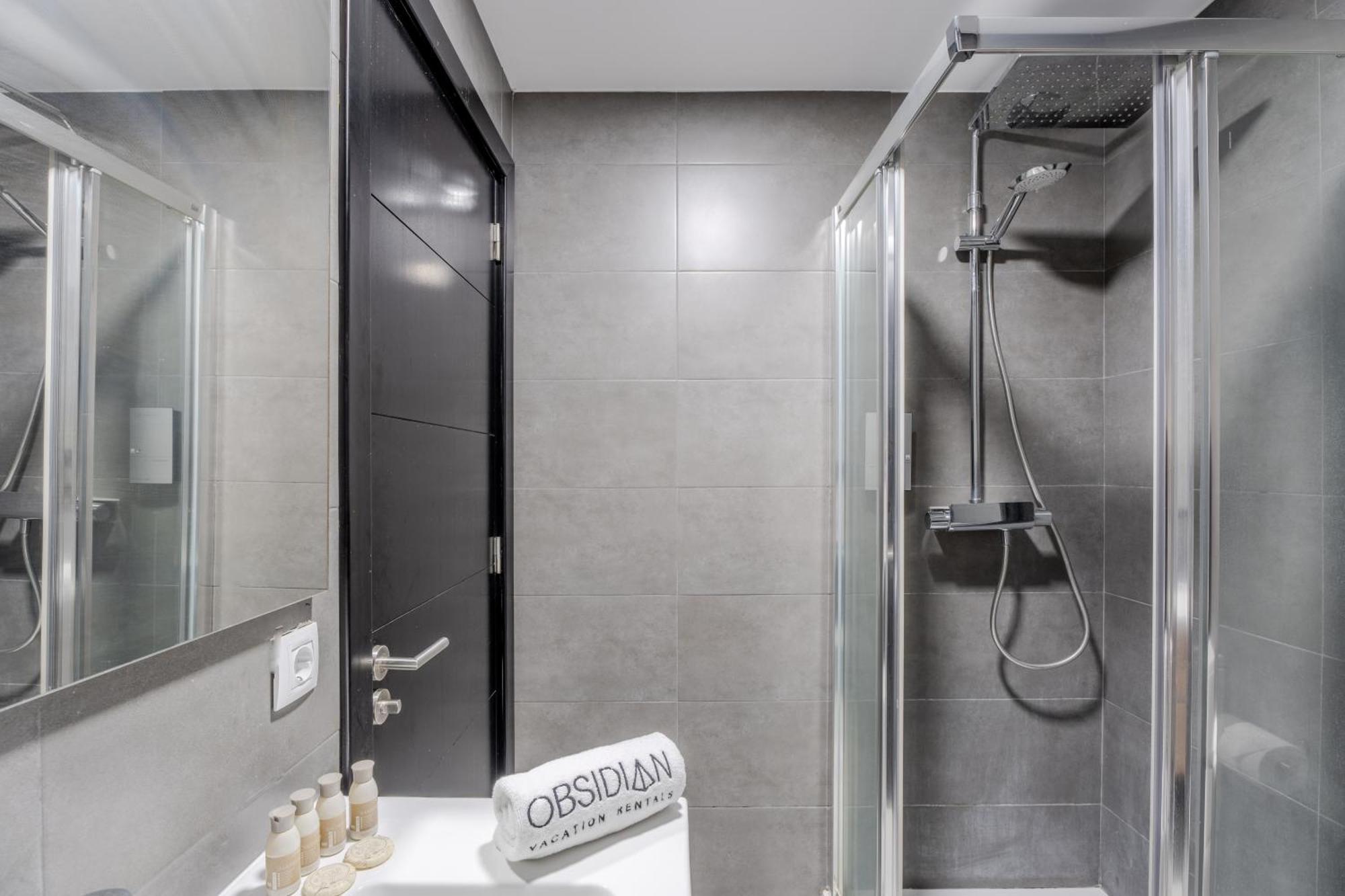 Obsidian Ocean Blue Apartment Radazul