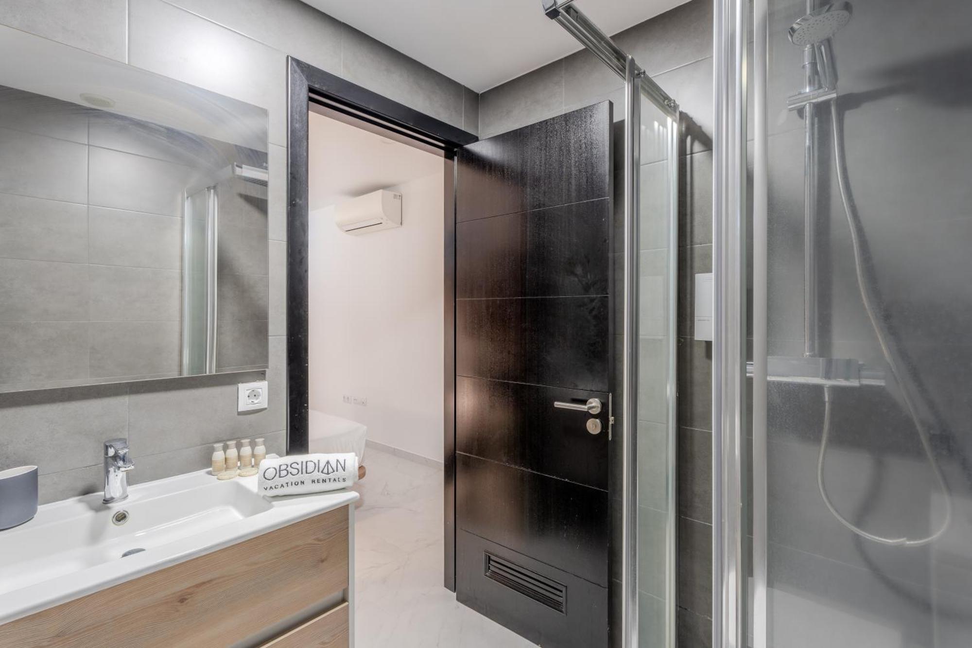 Apartament Obsidian Ocean Blue Radazul